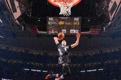 爱游戏-爵士巅峰对决胜出鹈鹕，浓眉成为关键先生