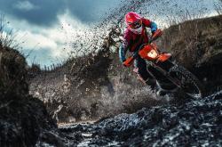 AYXapp下载-阿劳霍，加勒比海风笛手，在洪都拉斯与苏格兰的棋盘上独舞