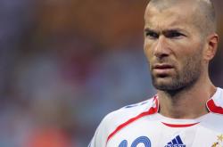 爱游戏APP-赛道烽烟，梅赛德斯鏖战法拉利，维斯塔潘状态火热改写格局