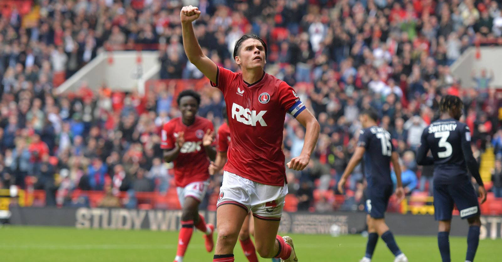 包含澳大利亚球员勇夺英冠联赛射手榜首位的词条