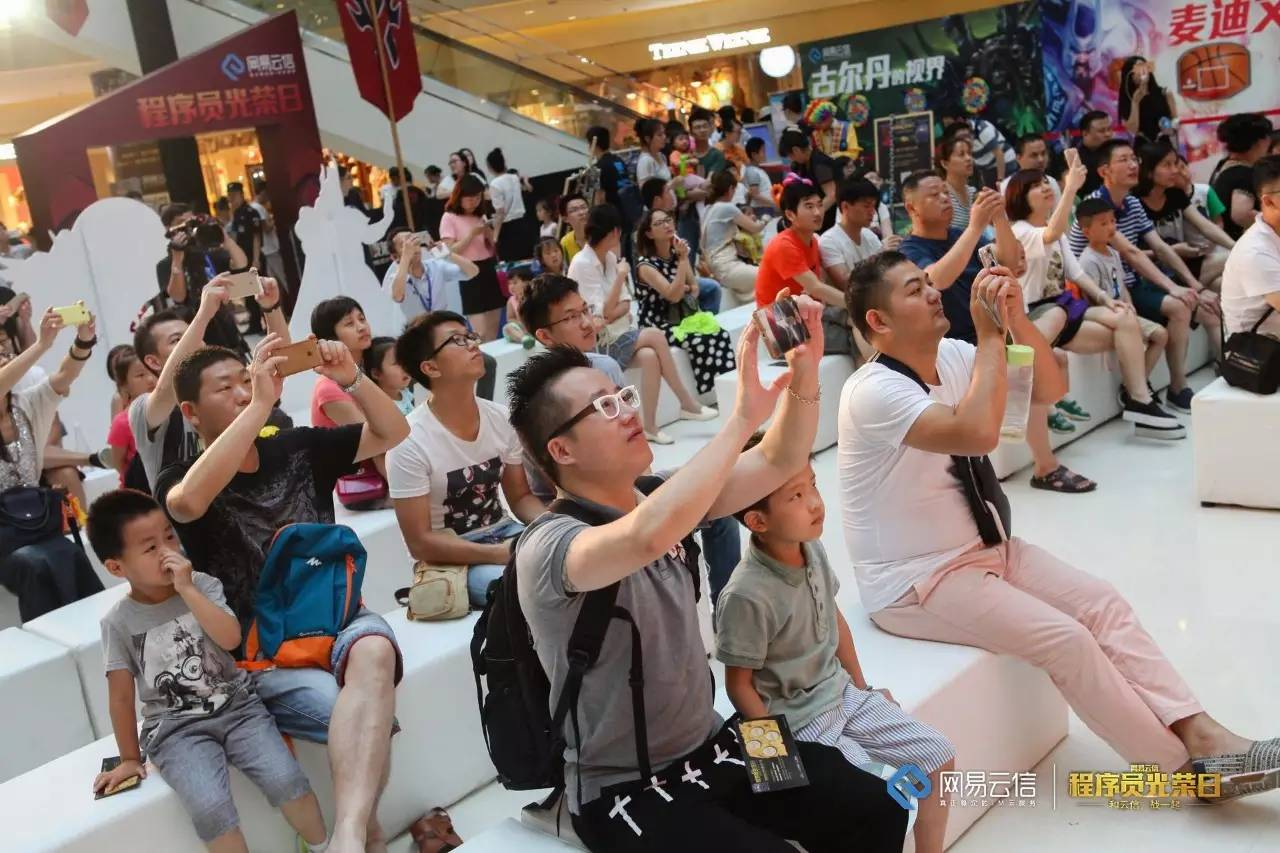 顶尖国际篮坛巨星比赛现场领奖光荣的简单介绍