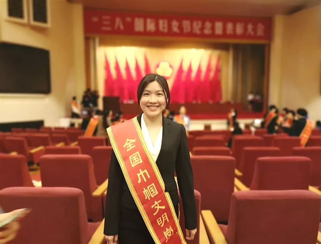 顶尖国际篮坛巨星比赛现场领奖光荣的简单介绍