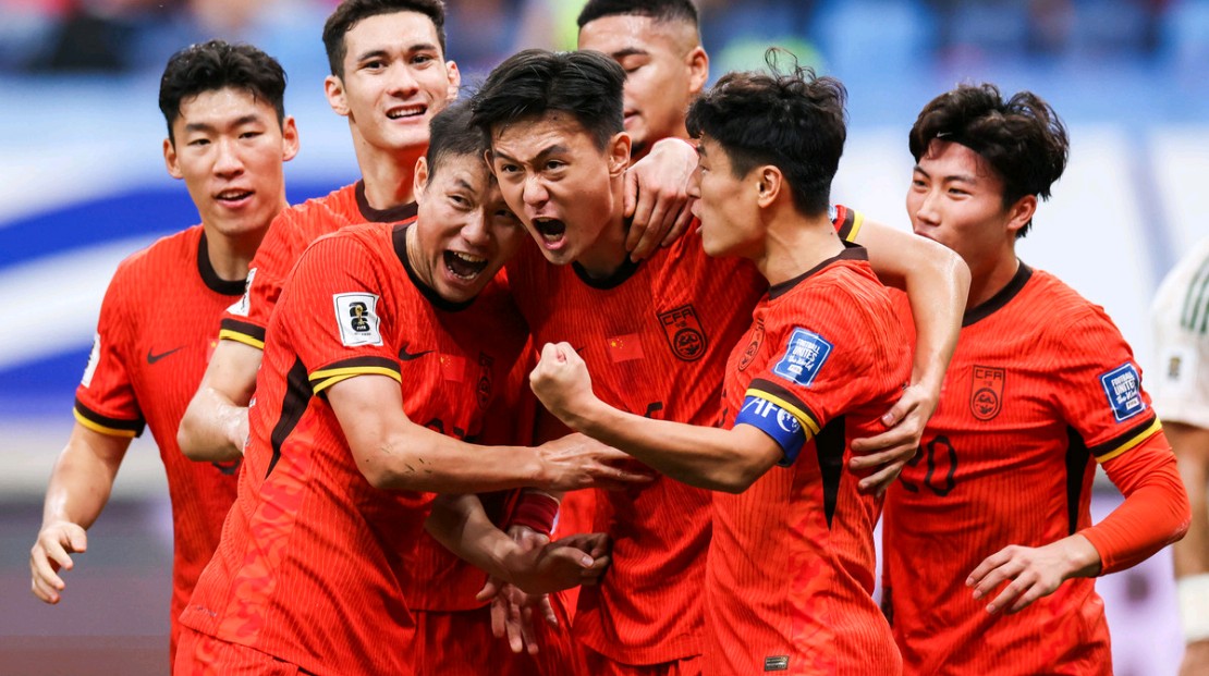 包含足球赛事的最新情报让球迷们尽情热血澎湃！的词条