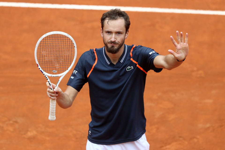 包含意大利网球队完胜世界网球队，梅德韦杰夫打破历史纪录的词条