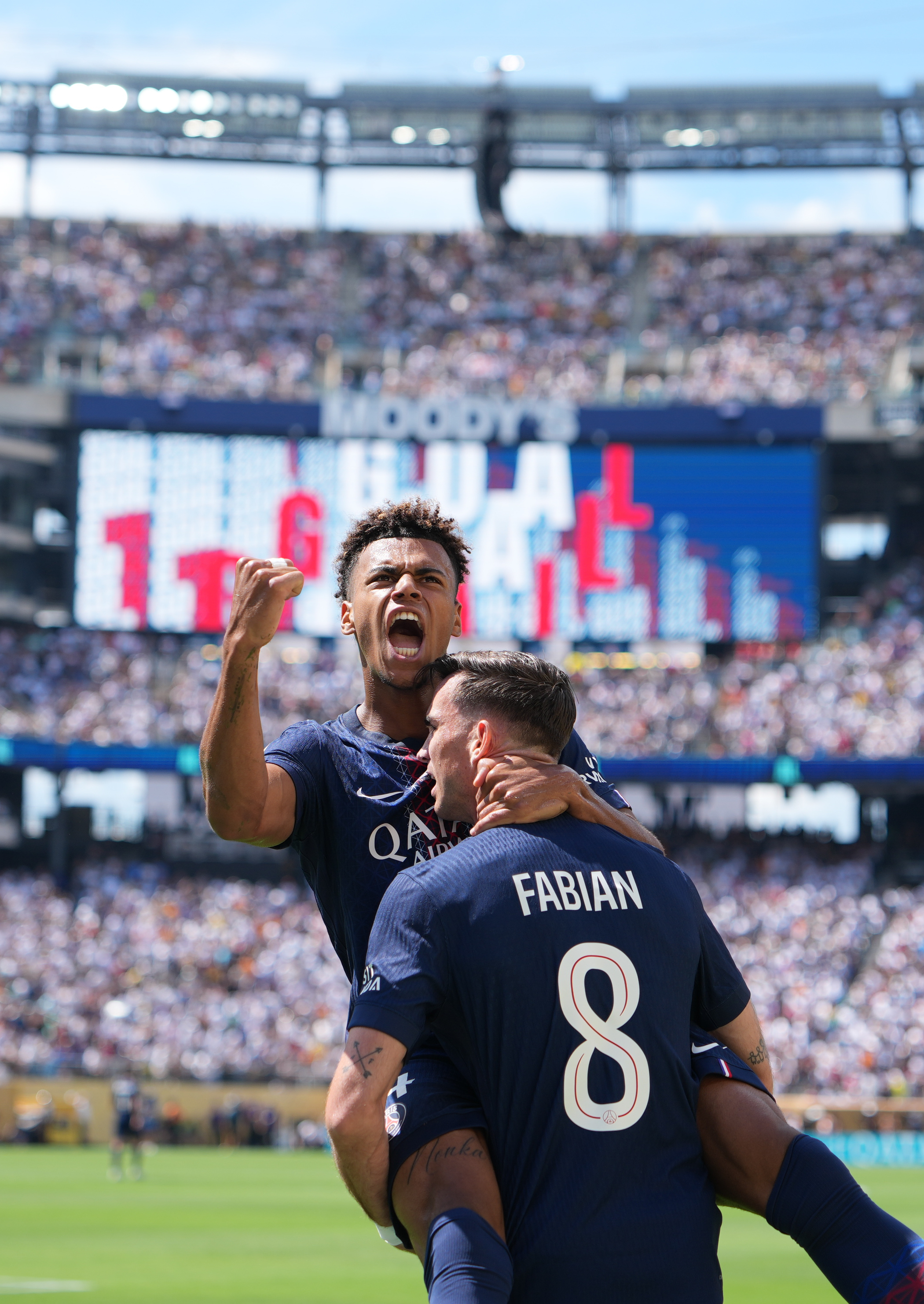 顶级足球联赛的胜利者现已晋级，大家为他欢呼，期待更多精彩的简单介绍