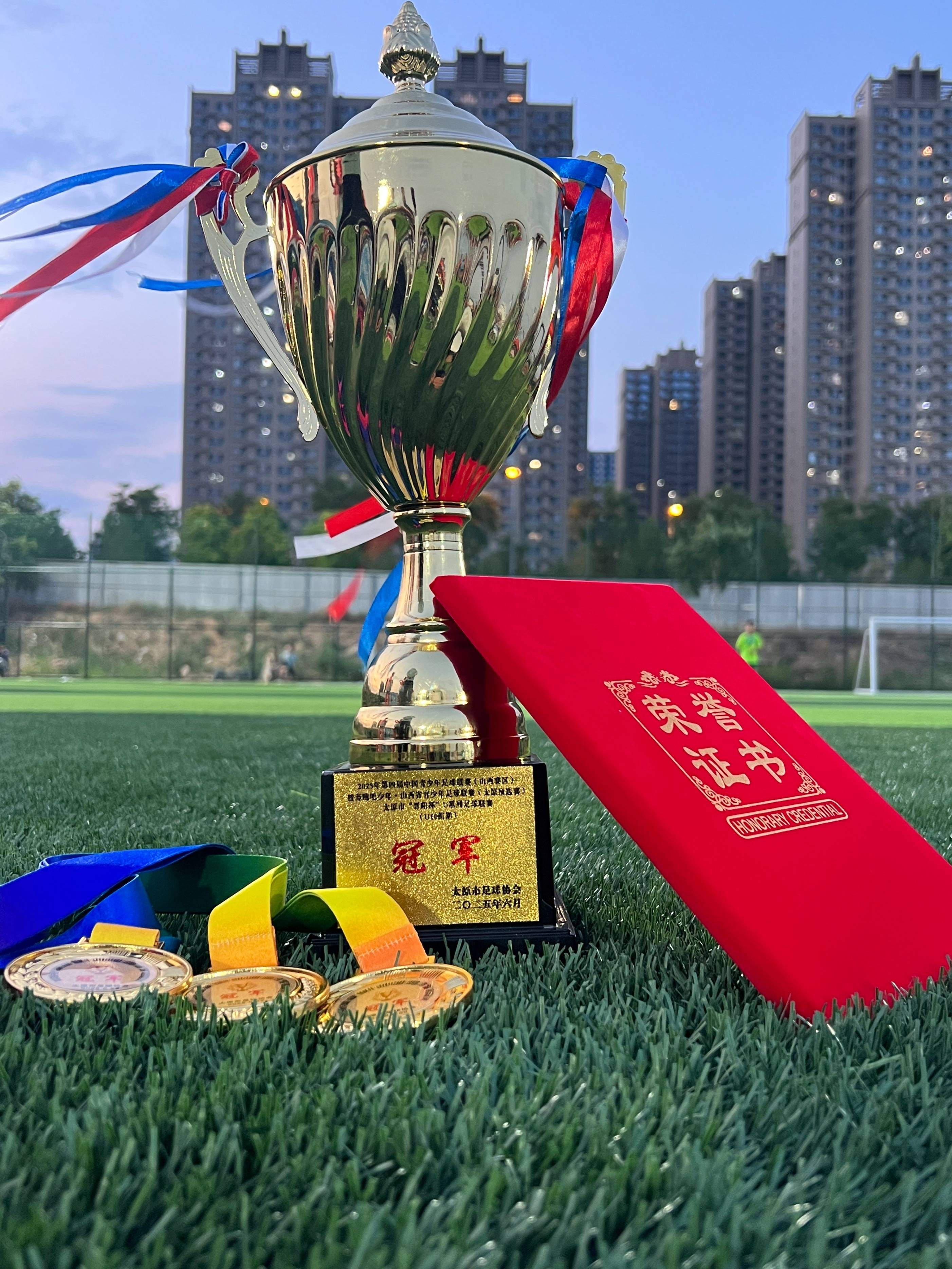 顶级足球联赛的胜利者现已晋级，大家为他欢呼，期待更多精彩的简单介绍