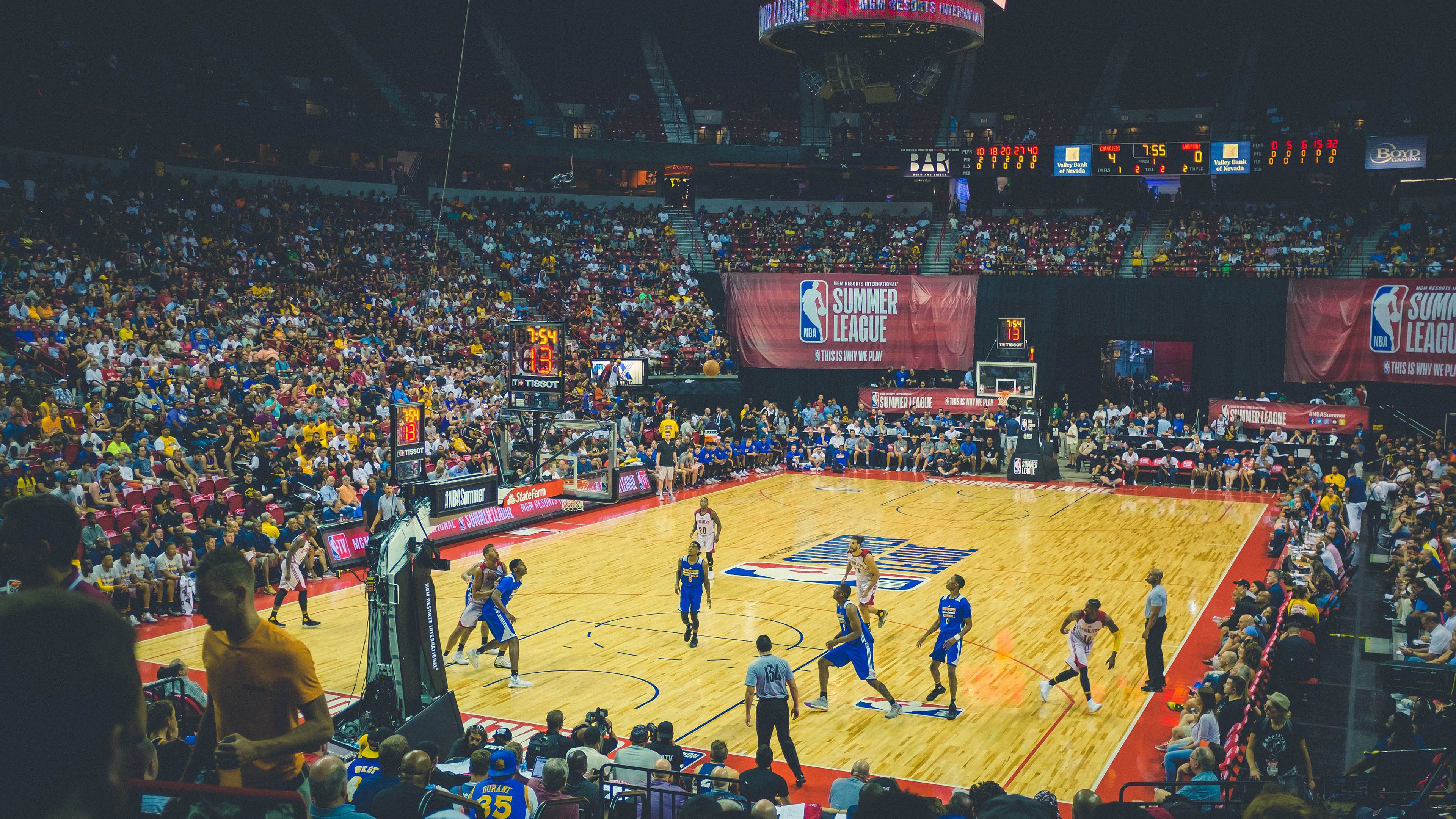 赛道与球场，霍勒迪攻防两端的统治之夜